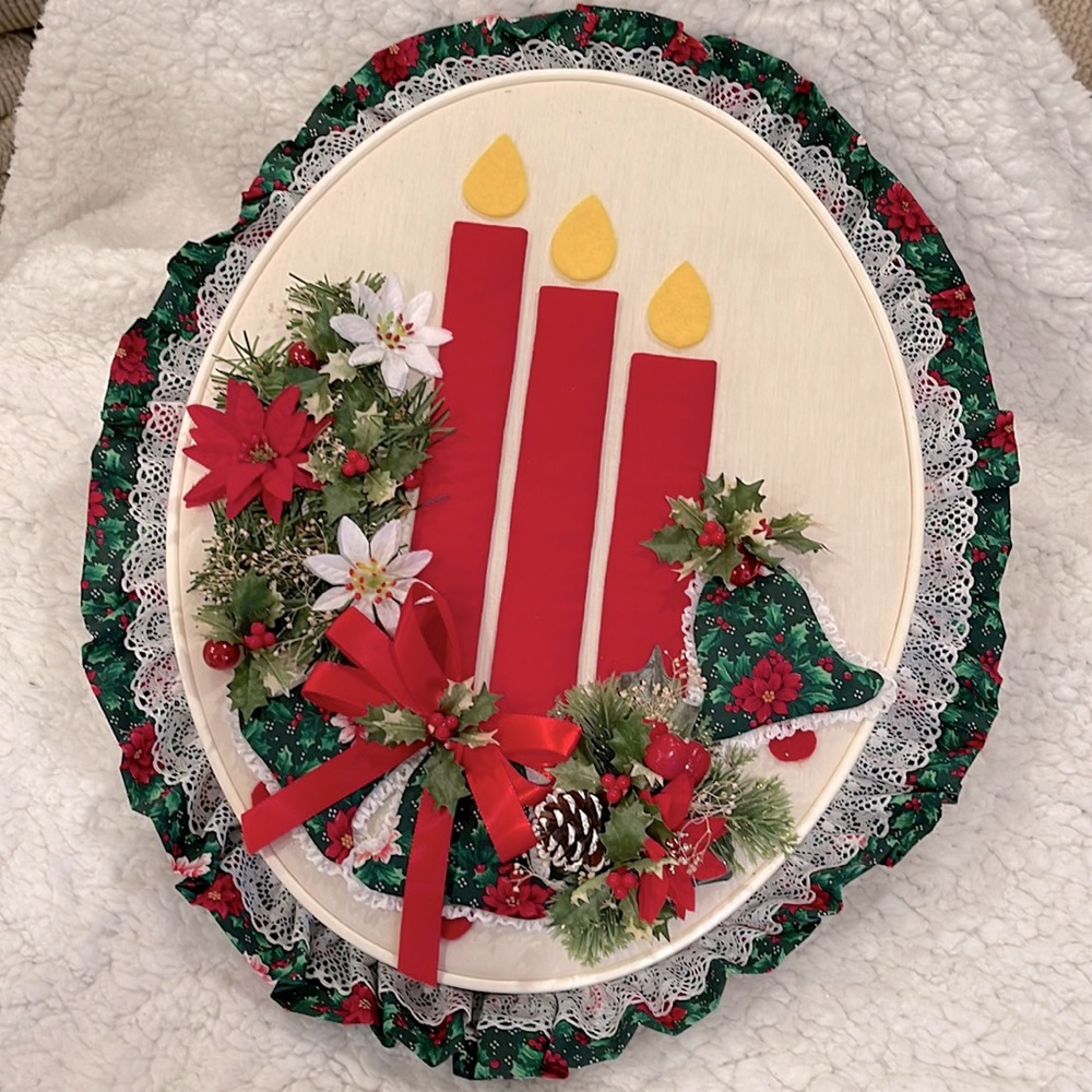 🎄Large vintage oval Christmas wall hanging in embroidery hoop🎄